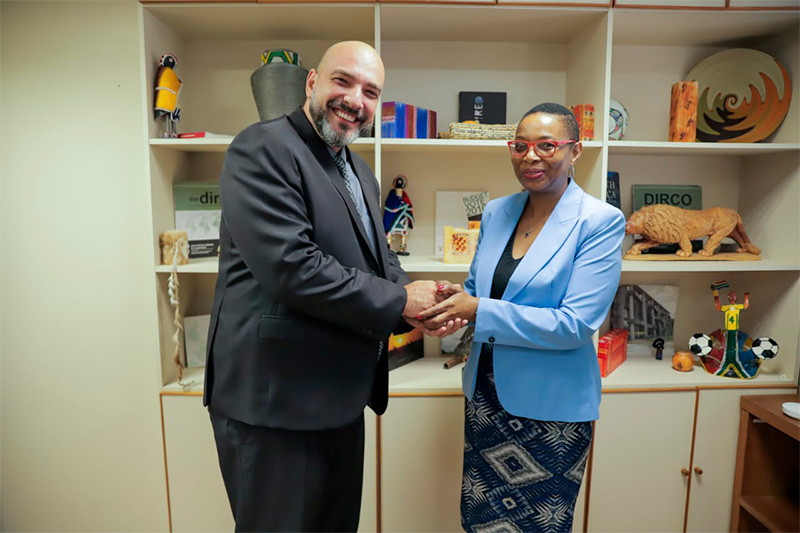 Cônsul Geral Tinyiko Kumalo se reunindo com o Prefeito de Birigui para discutir possível cooperação com a África do Sul: troca de presentes únicos da África do Sul e Birigui